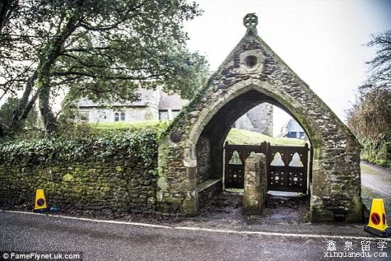 他们结婚的地方在英国怀特岛的Mottistone Church of St Peter and St Paul教堂