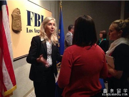 FBI招聘人员回答有意应聘者的提问。(美国《世界日报》/张越 摄)