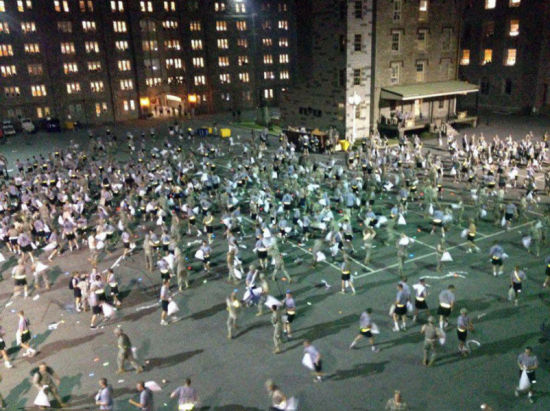 西点军校枕头大战